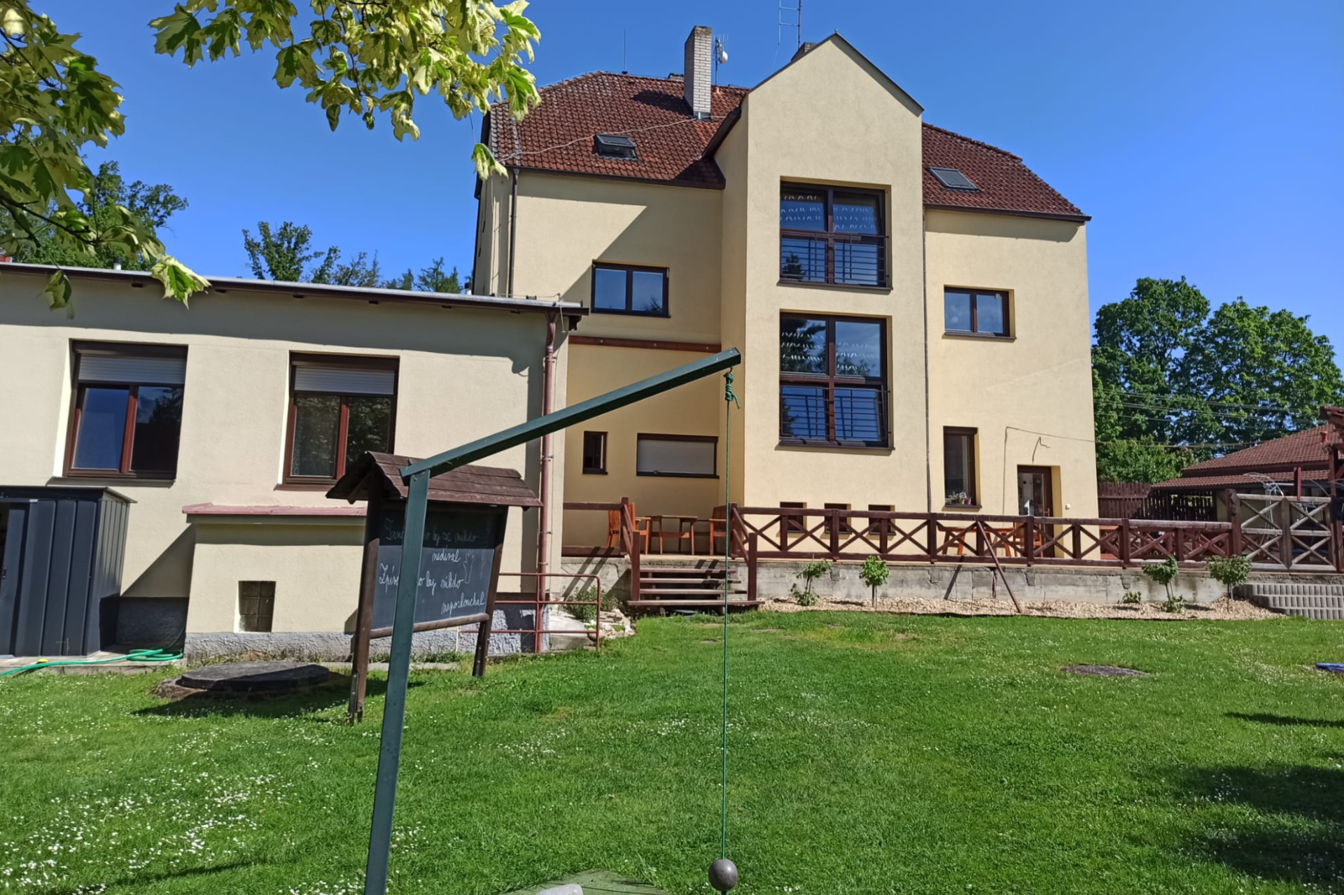 Každá ruka potřebná - Obraz