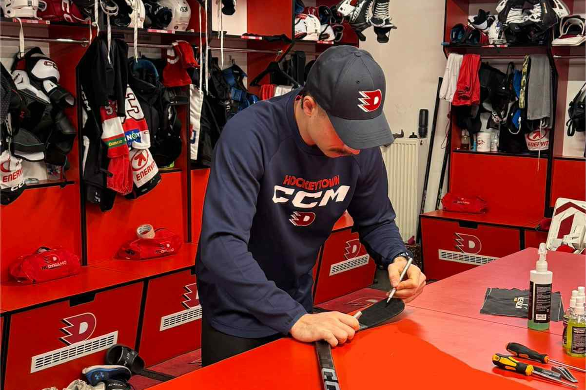 Podepsaná hokejka Dominika Hrníčka