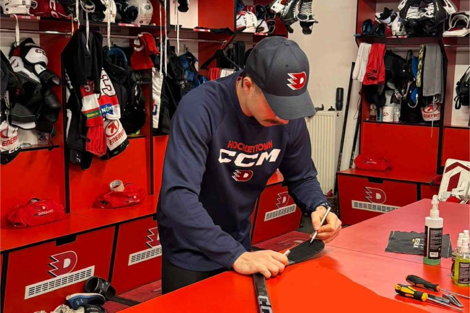 Podepsaná hokejka Dominika Hrníčka