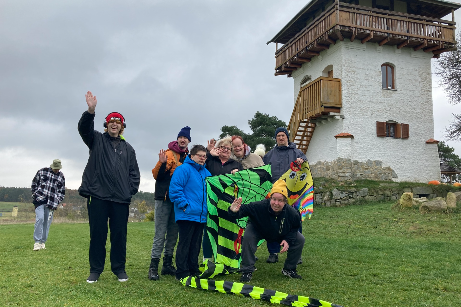 Každá ruka potřebná - Obraz