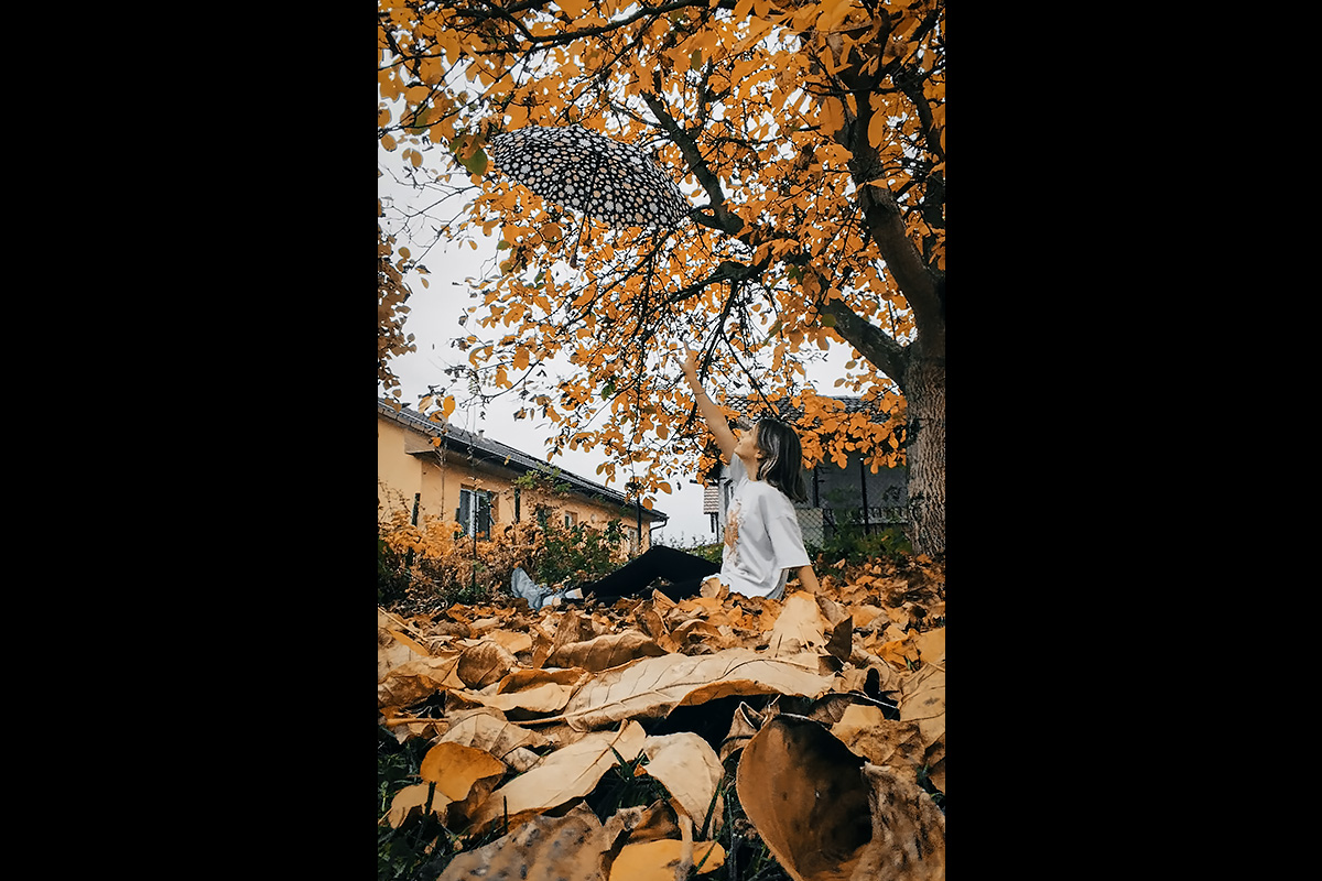 Hanka Kocourková: Letí s deštníkem