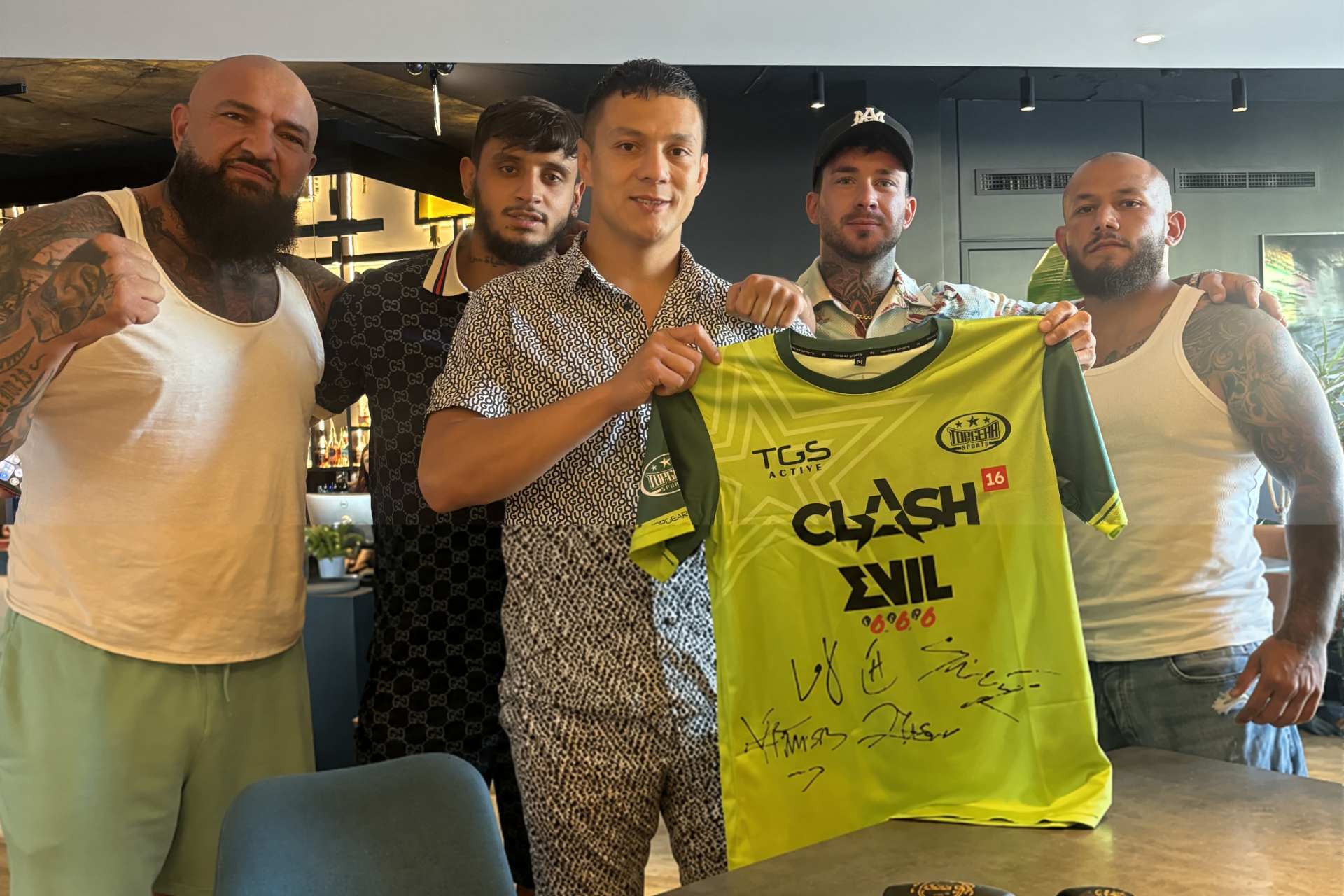 Podepsaný dres + rukavice CLASH 16