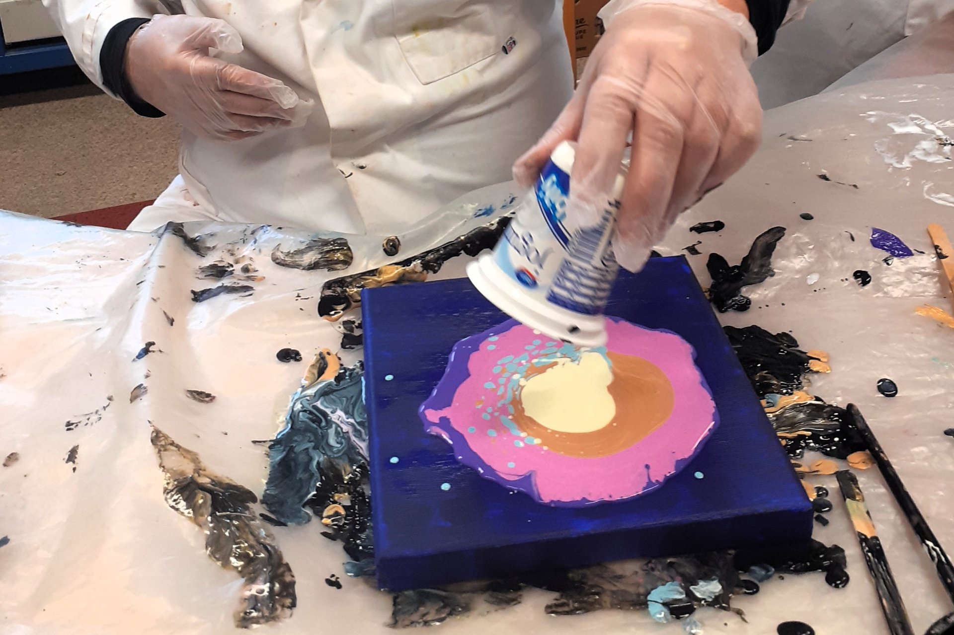 Tajemný obraz - Fialový muž