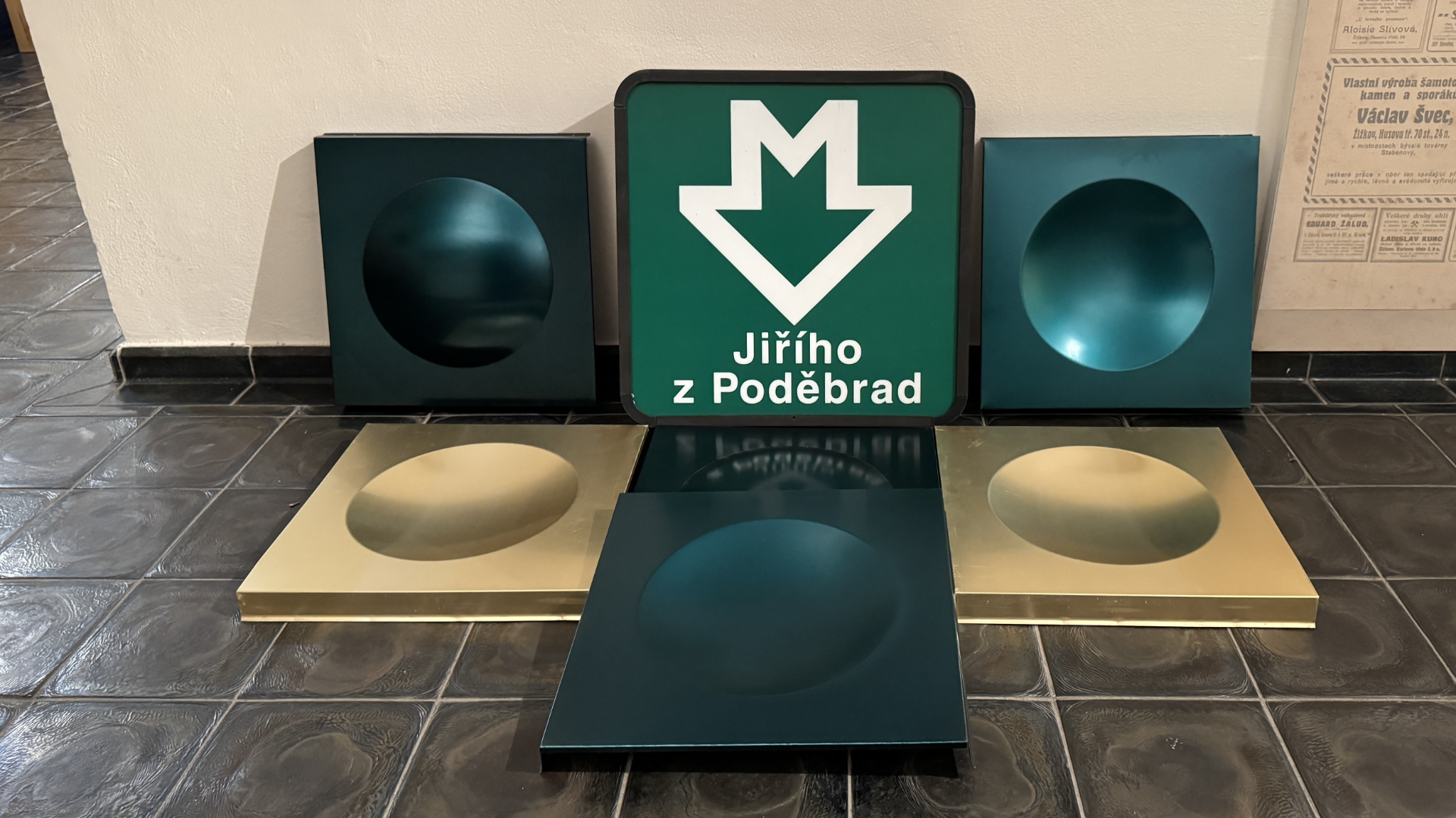 Světelný button ze stanice metra