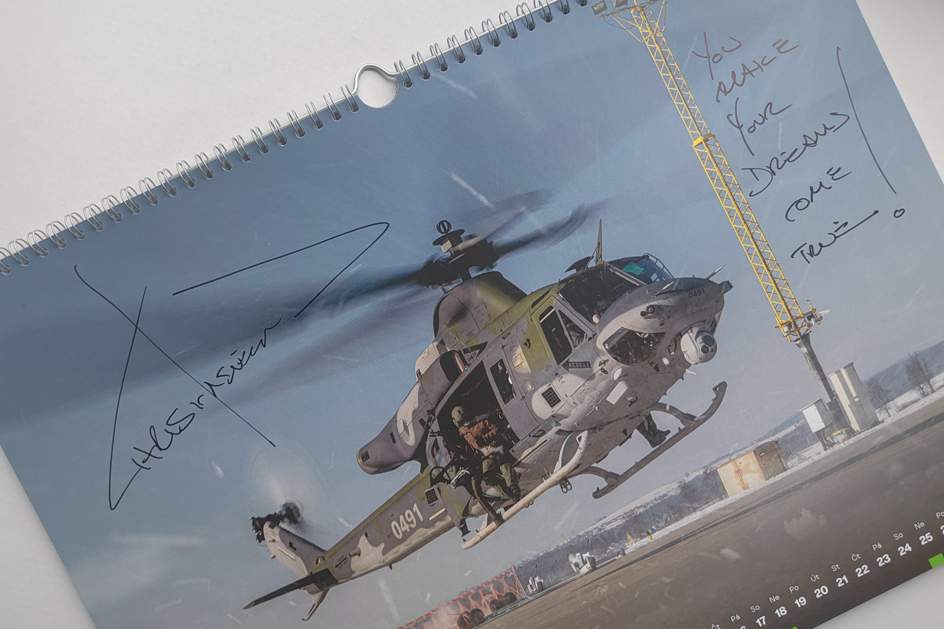 Astronautem podepsaný kalendář 221