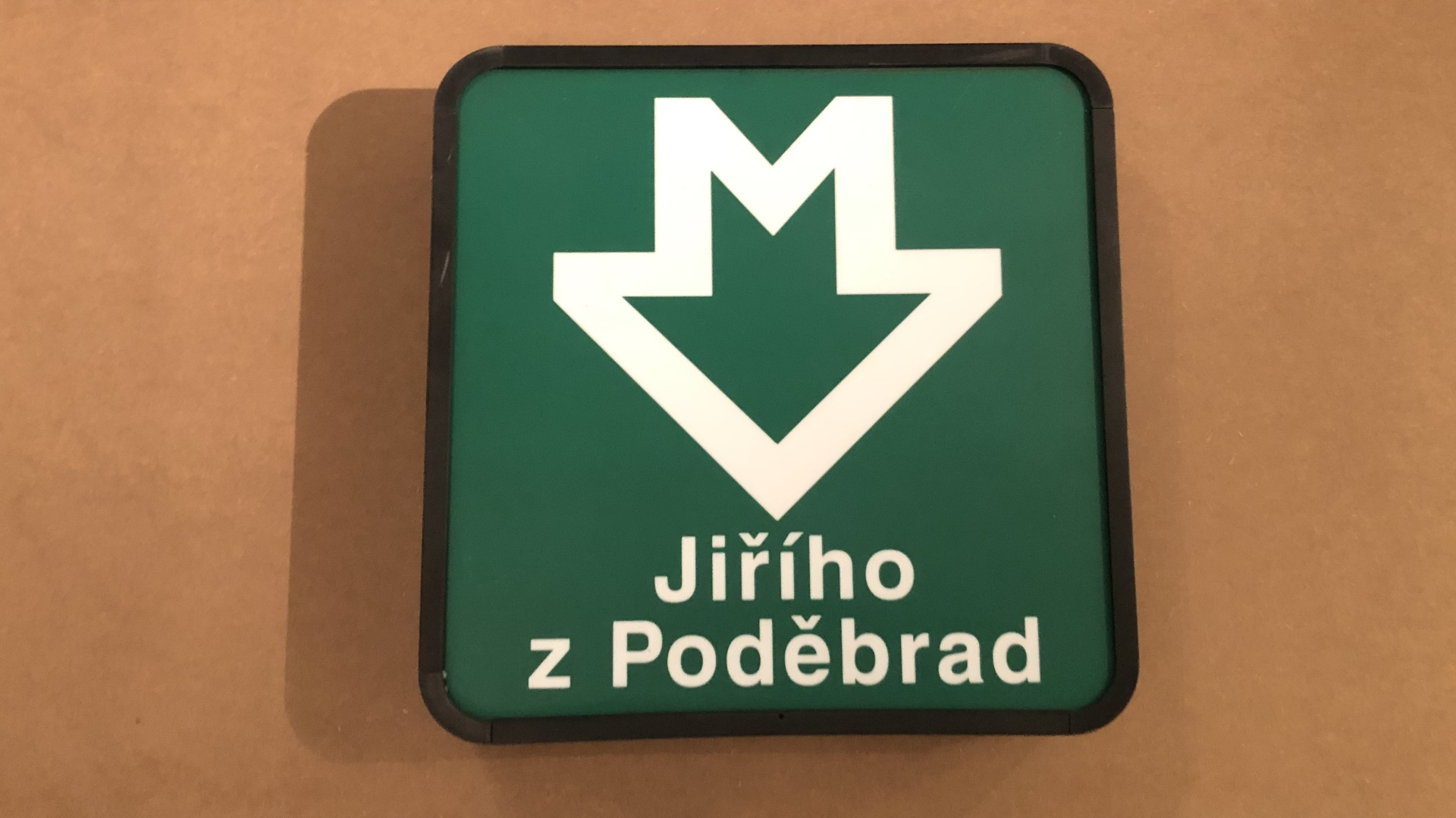 Světelný button ze stanice metra