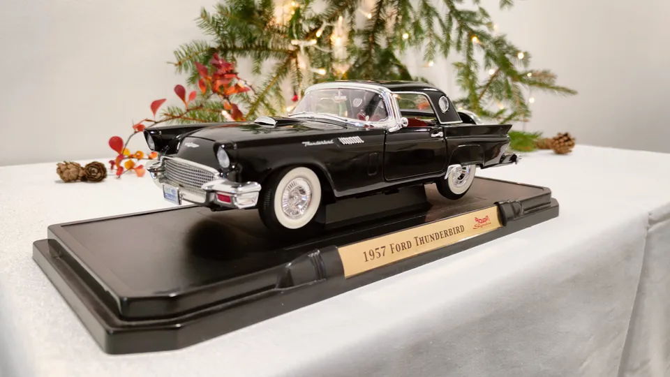 Model autíčka FORD THUNDERBIRD 1957