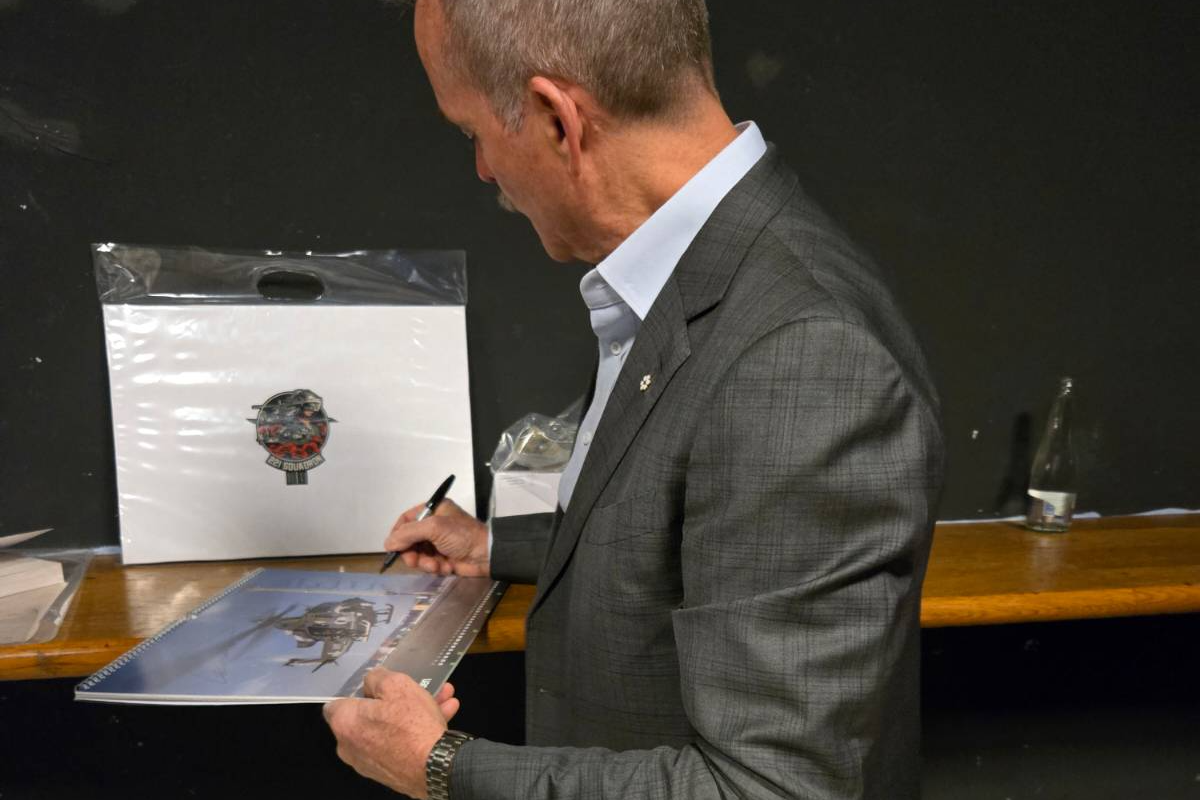 Astronautem podepsaný kalendář 221