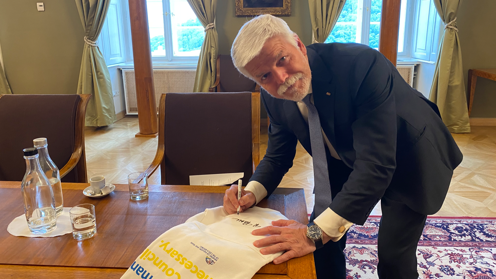 Mikina s podpisem prezidenta Pavla