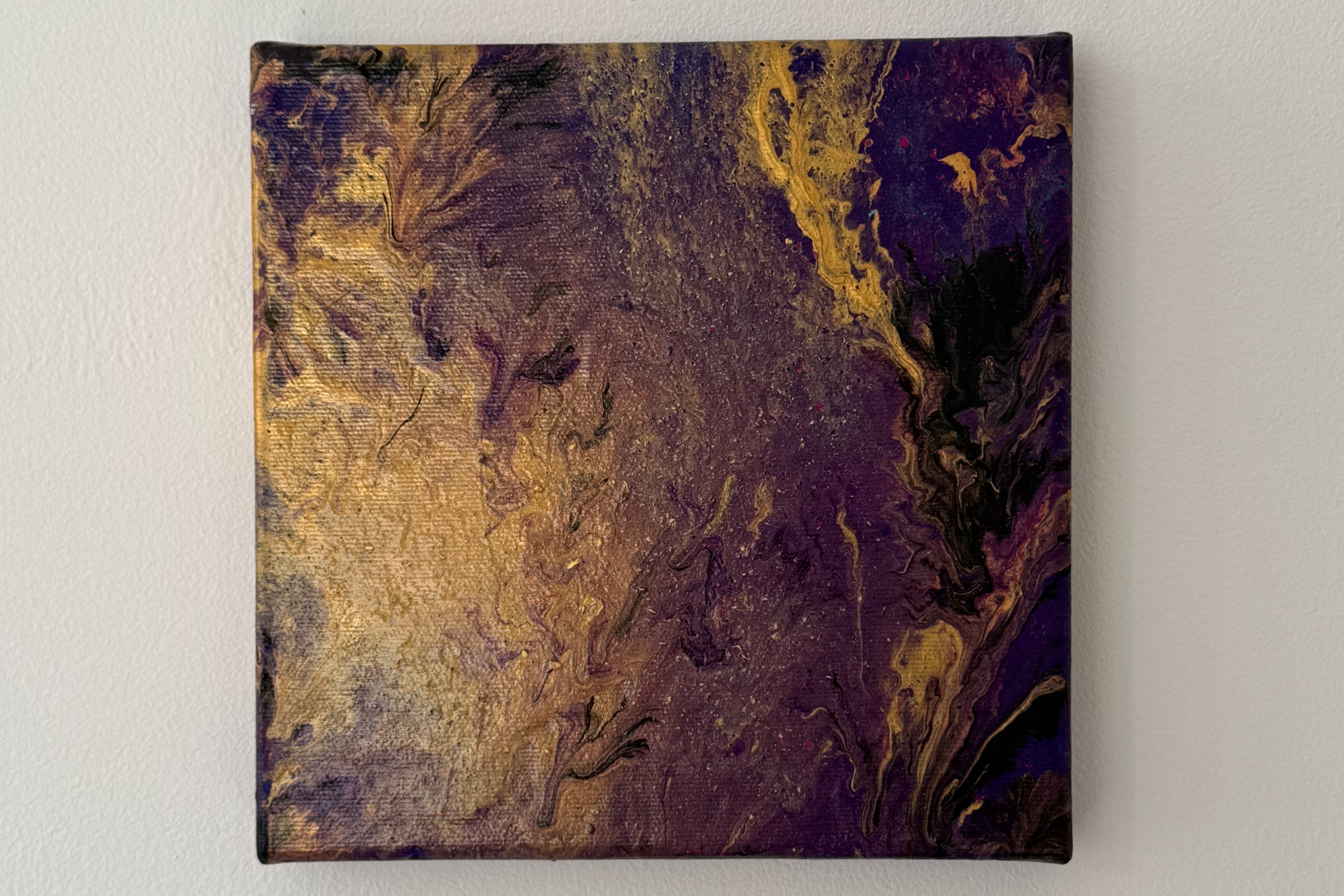 Tajemný obraz - Fialový muž