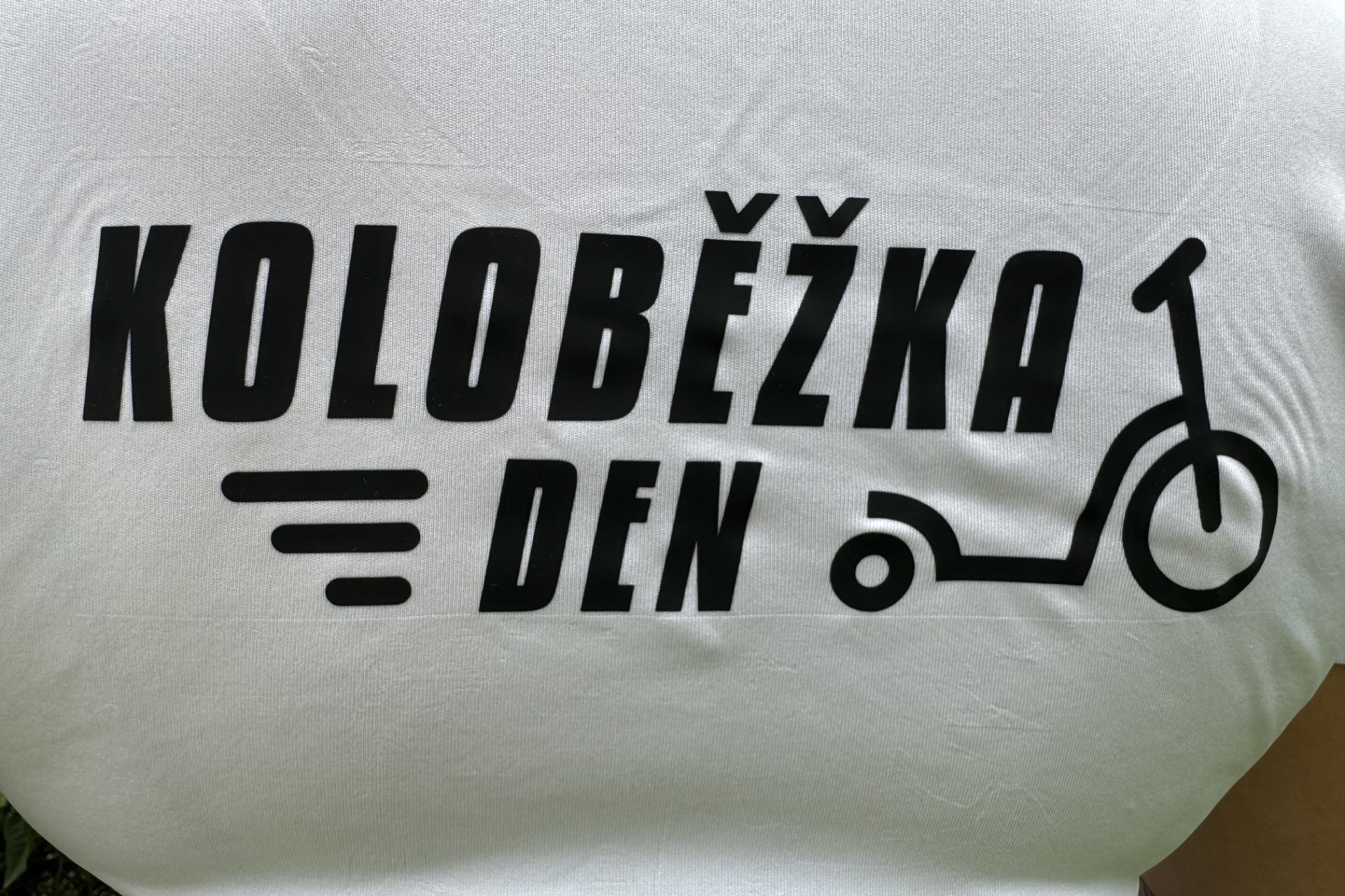 Tričko a láhev od Josefa Dostála