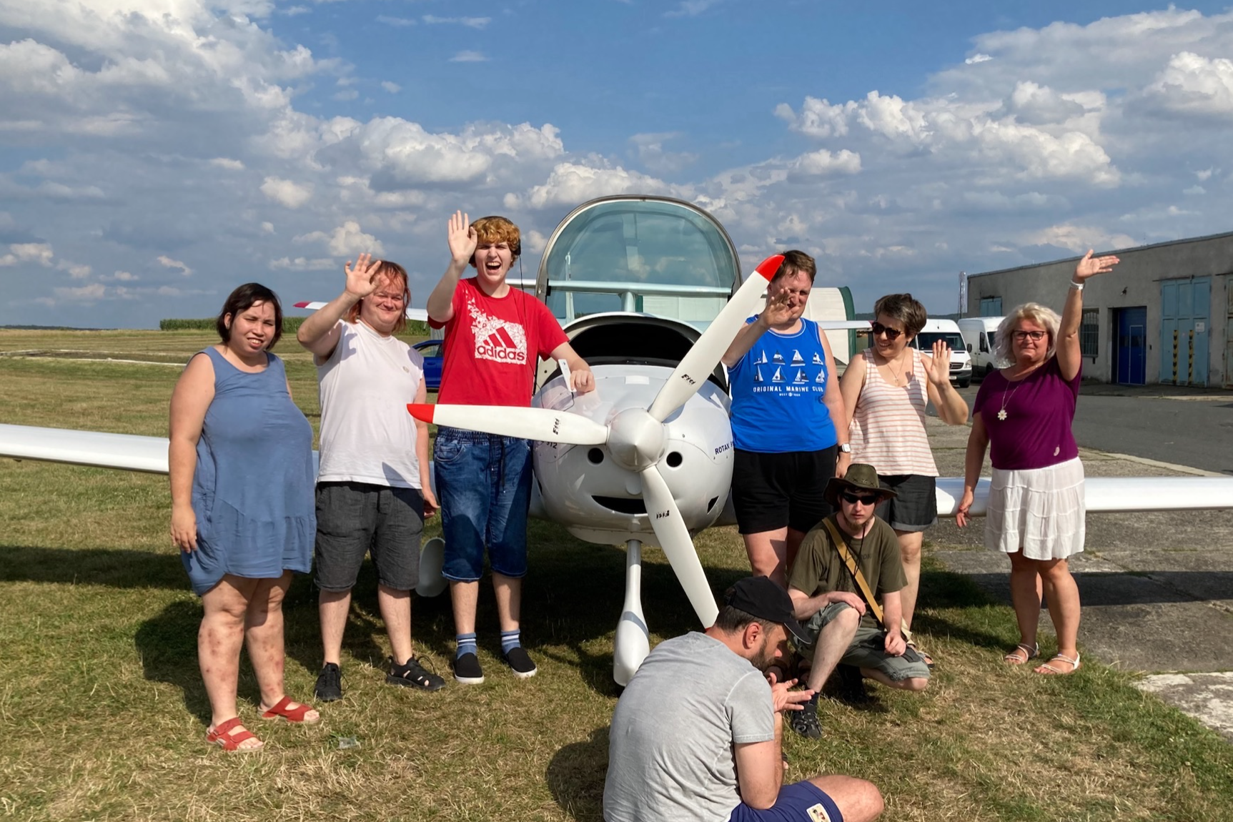 Každá ruka potřebná - Obraz