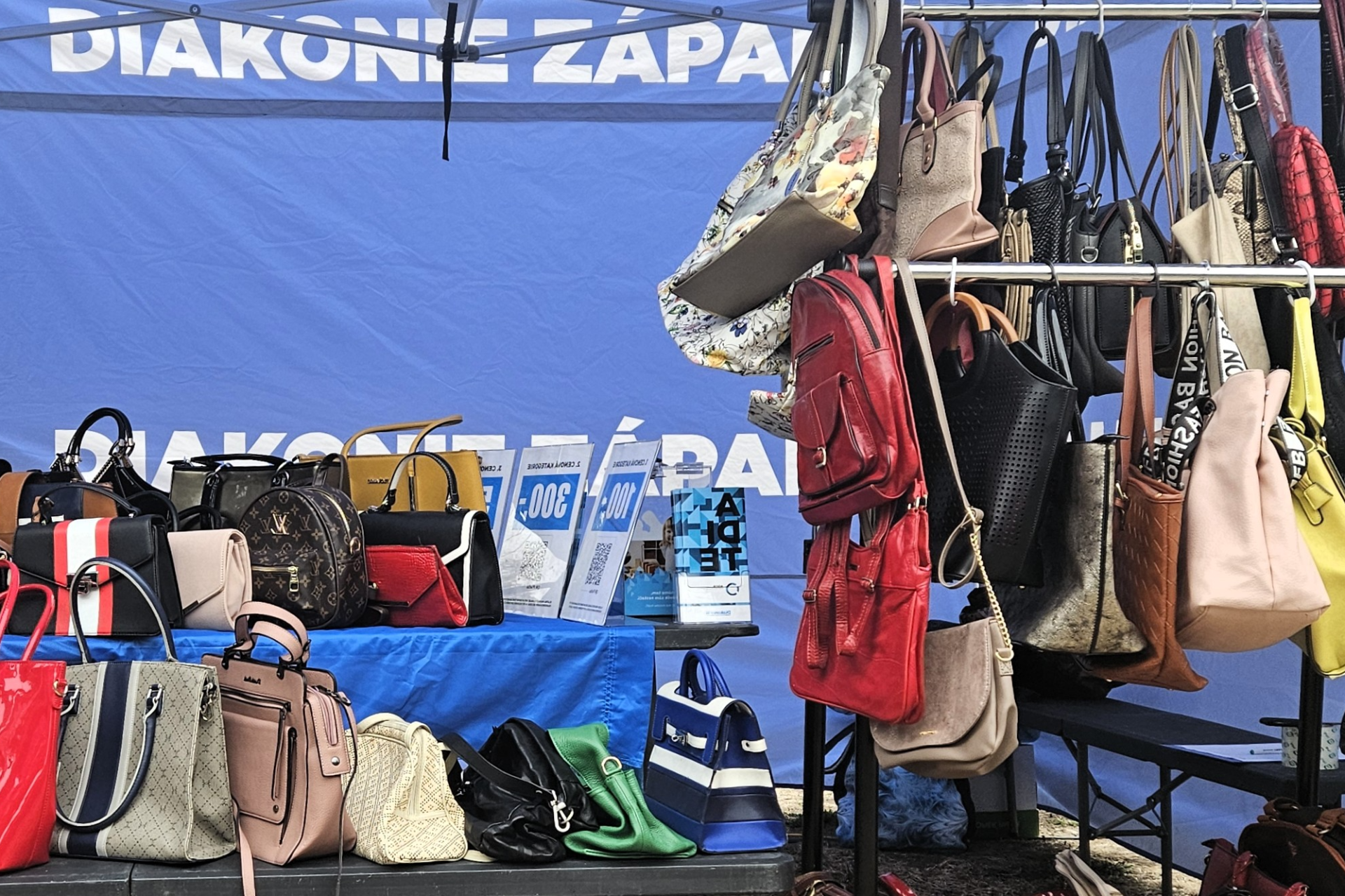 Ikonická kabelka, plná dobra