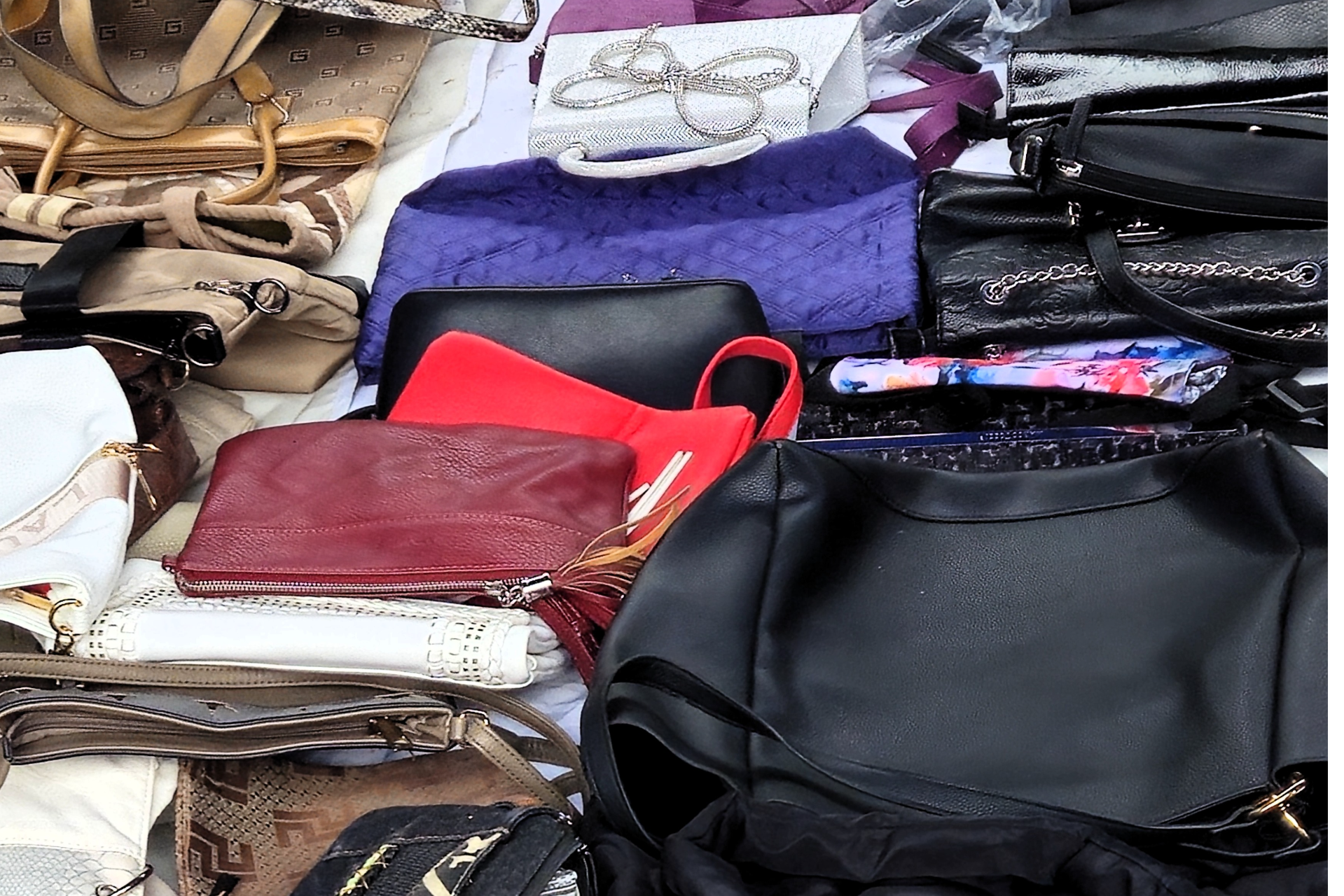 Ikonická kabelka, plná dobra