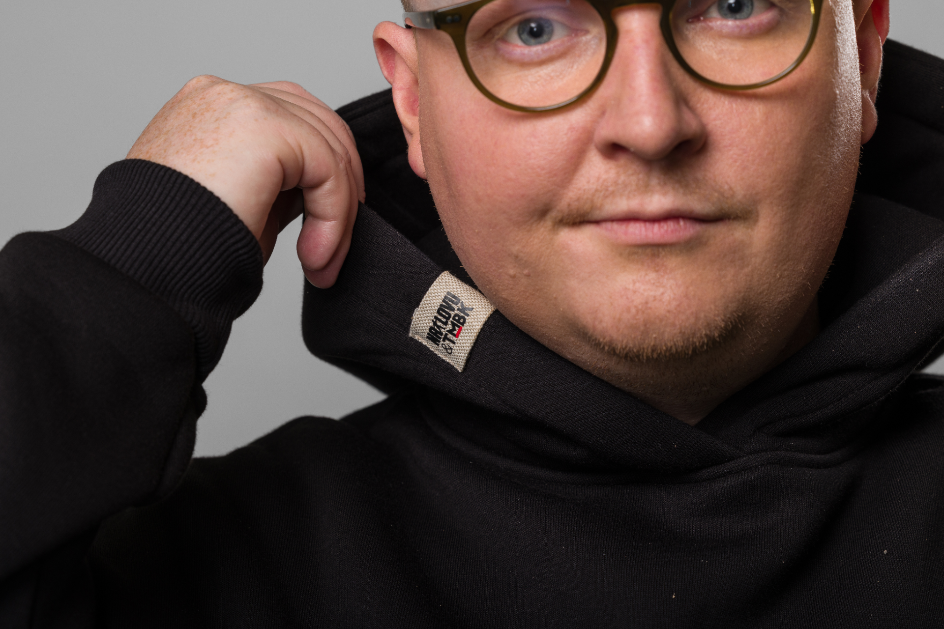 NA LOVU: MIKINA TMBK PAN LIŠÁK VEL. M/L