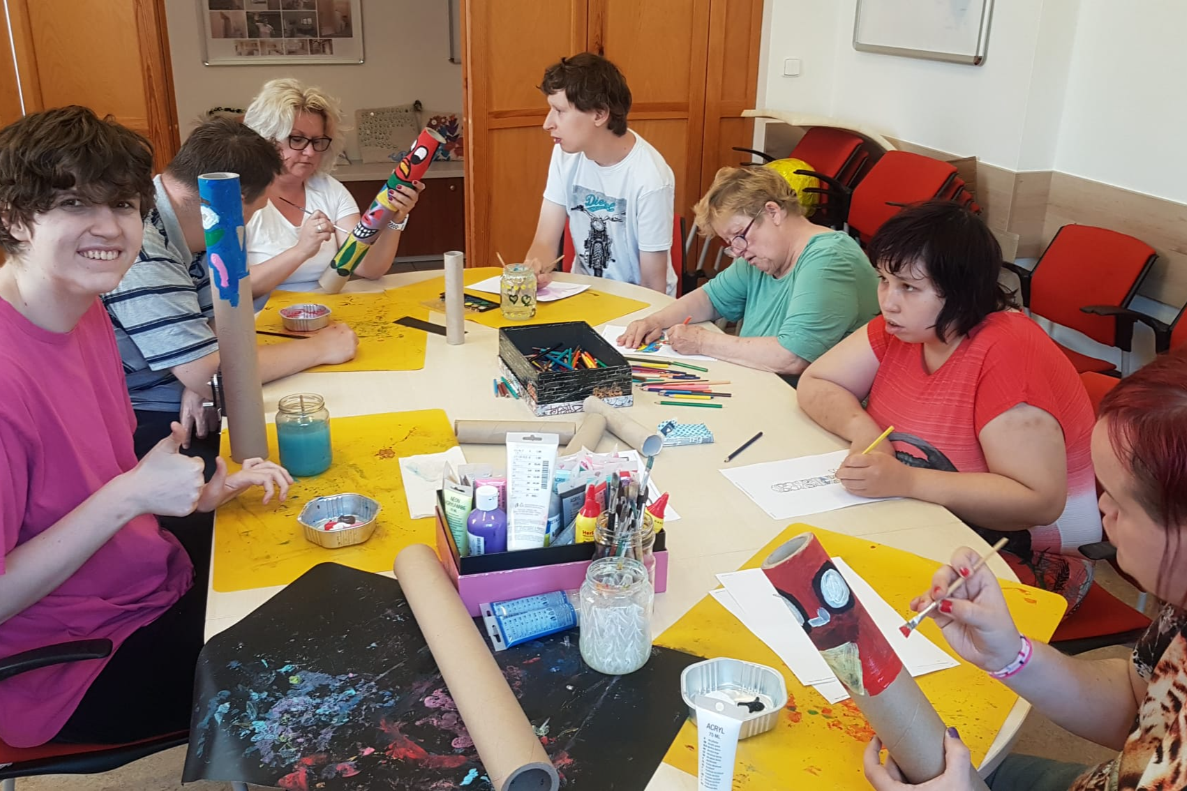 Každá ruka potřebná - Obraz